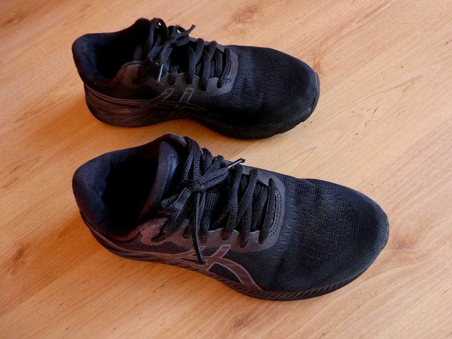 продавам дамски маратонки asics excite9,номер 37 в черно