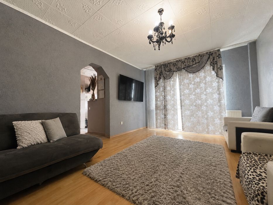 Vând apartament în Arad zona confectii 4 camere 2 băi hol mare 2 balcoane și bucatarie recent reabilitat 123mp centrala etaj 4 din 4