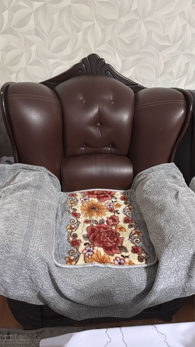 Кожаный диван с двумя креслами