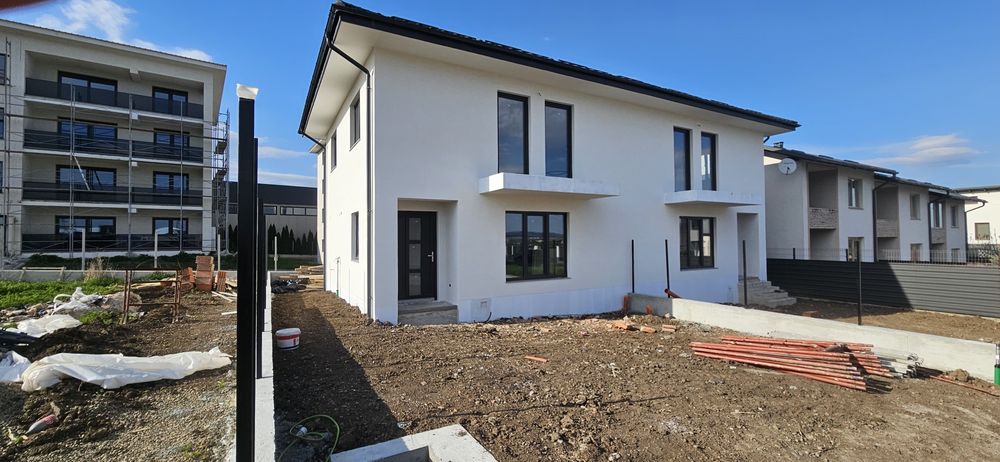 Casă tip duplex  la stradă asfaltată