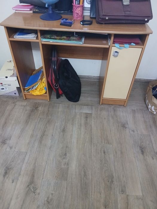 Бесплатно компьютерный стол,люстру рабочую 6 рожковую,тумб