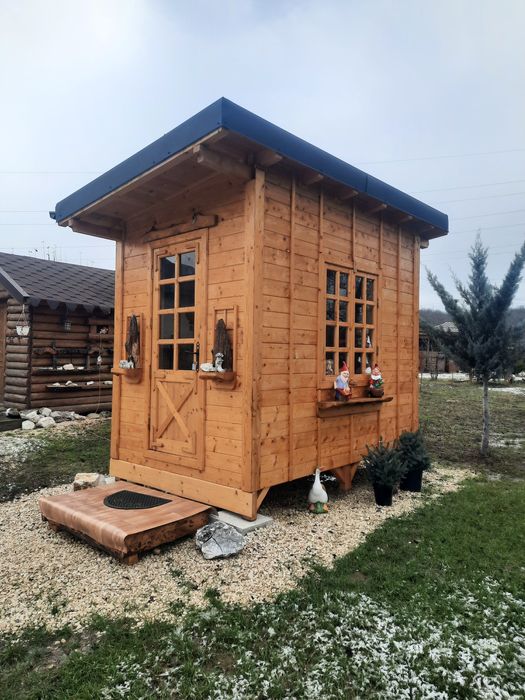 Cabanuta din lemn locuibila pe stoc