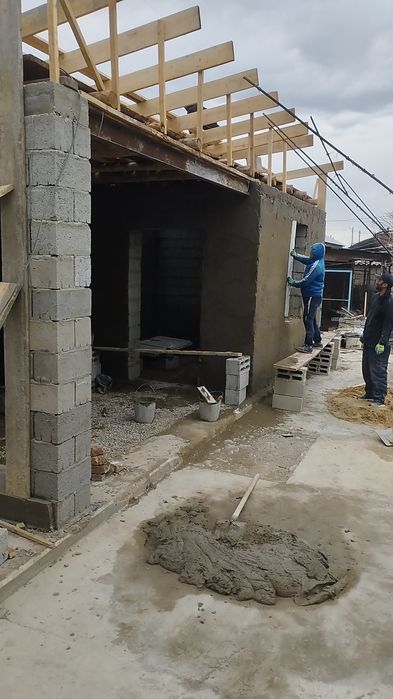 Демонтаж,кладка,стяжка итд.