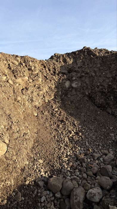 Pamant cu piatra pentru umplutura / drum