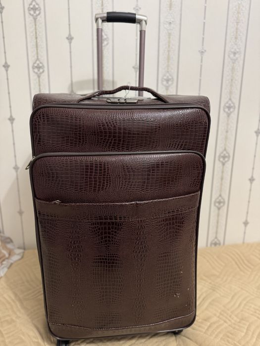 Коричневй большой чемодан с колесами