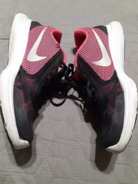 Маратонки Nike revolution 3