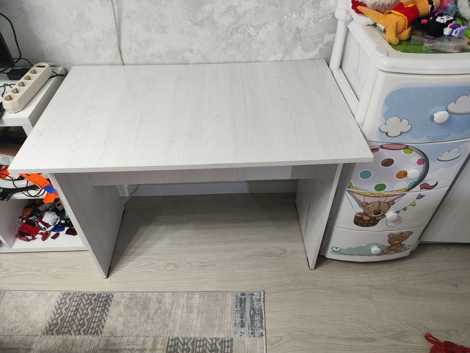 Продам стол ученический, шкаф для документов б/у
