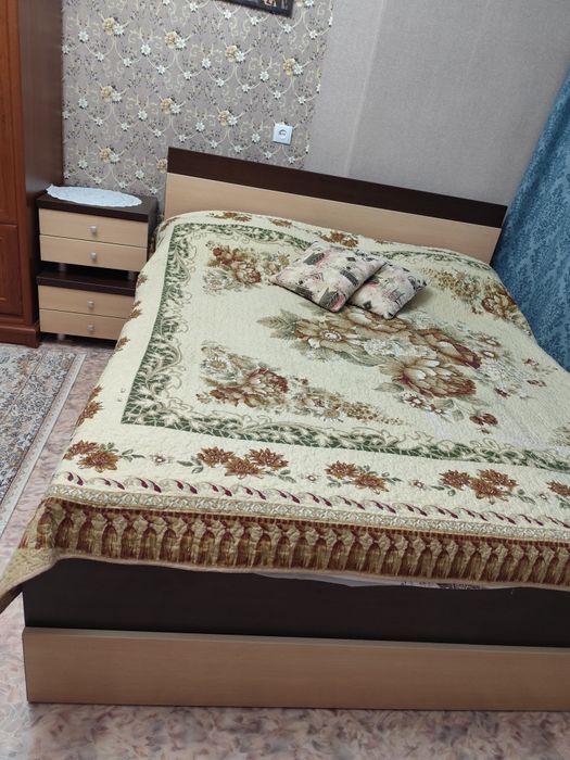 Кровать с двумя тумбочками