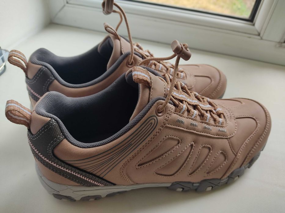 Продам кроссовки новые