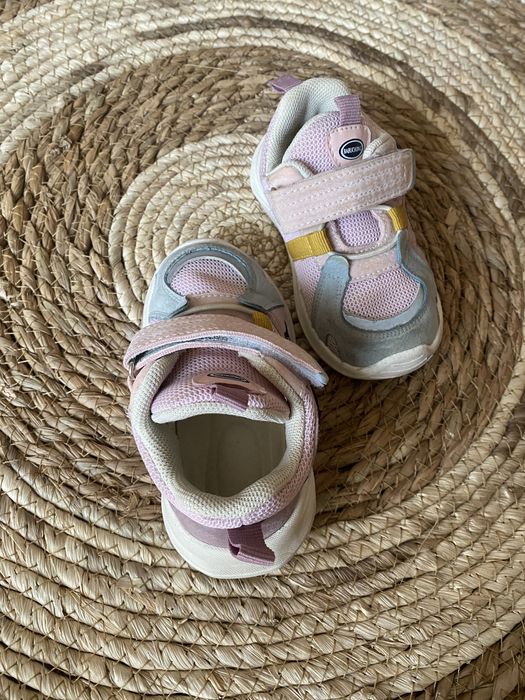 Продам детские кроссовки