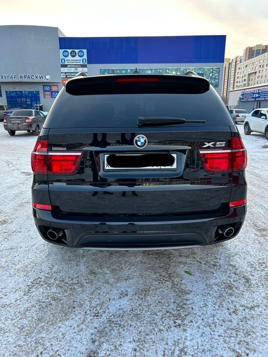 Машина BMW x5 2013 года
