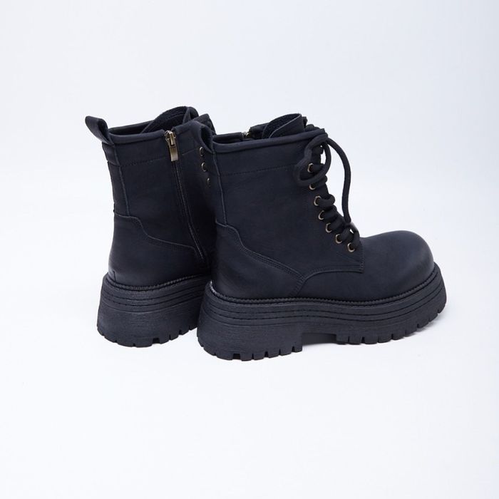 Стильные ботинки на массивной подошве