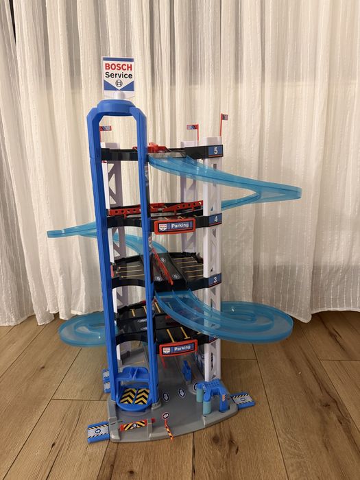 Klein Bosch - Service - Parcare cu 4 etaje și lift
