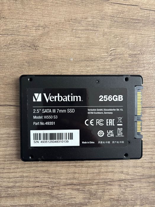 Настолен компютър с монитор