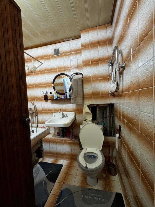 Продаётся 2х комн. 2 этаж. Ул. Фитрата. 52м2. Балкон 2/6. Жд. институт