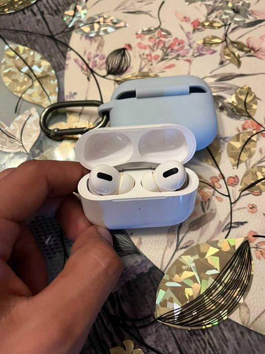 Vand airpods pro in stare foarte buna + husa !