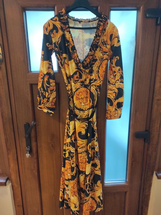 Рокля от фин полиестер,тип прегърни ме.Дълга до глезена.