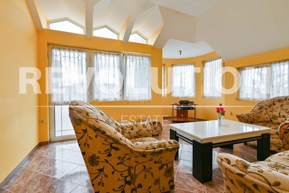 Дава се под наем Етаж от къща в София, Модерно предградие - 300 кв.м за 750 € - Снимка #1