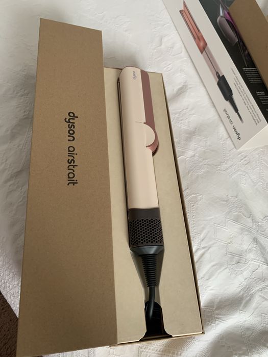 Dyson Airstrait Nou