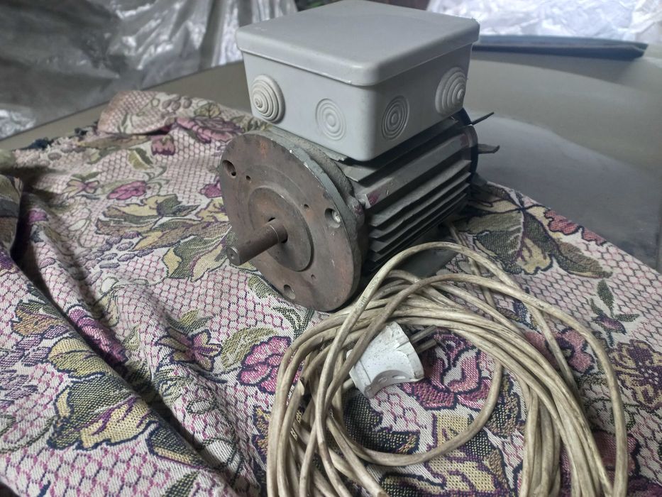 Электродвигатель 300 ватт. 220/380, работает от 220 в.