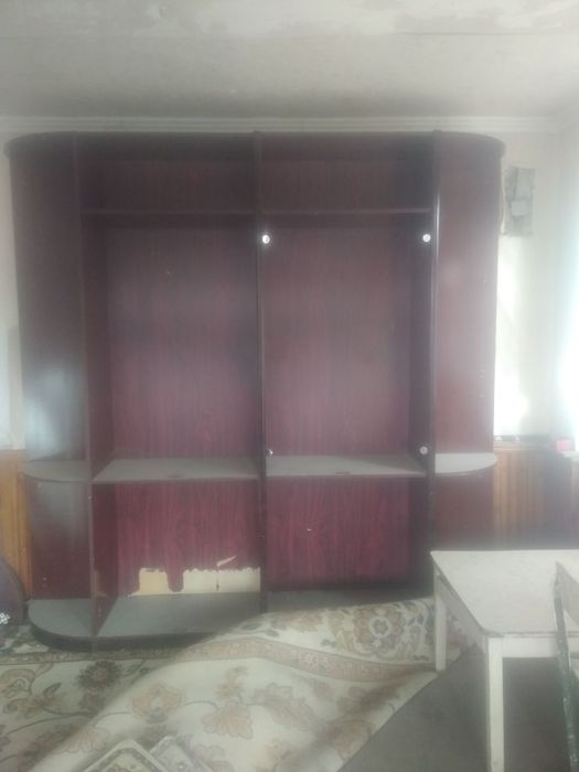 Сервант стенка шкаф расмда эшик ва ойналарини йечиб олиб куйилган