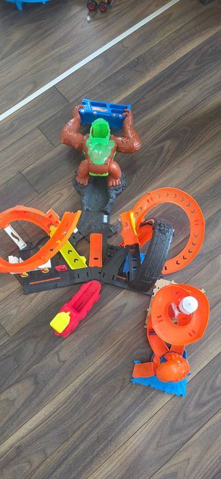 Продавам детски момчешки писти Hot Wheels