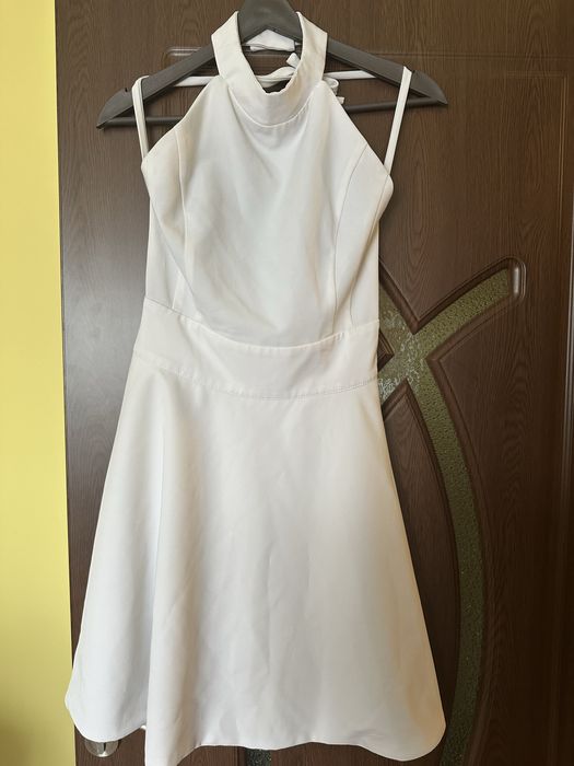 Бяла коктейлна рокля с гол гръб, размер S