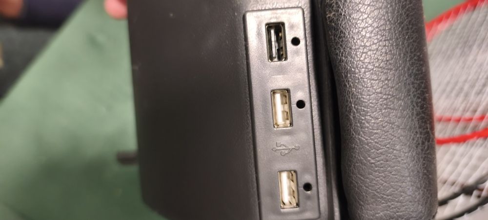 Vând cotieră auto cu usb