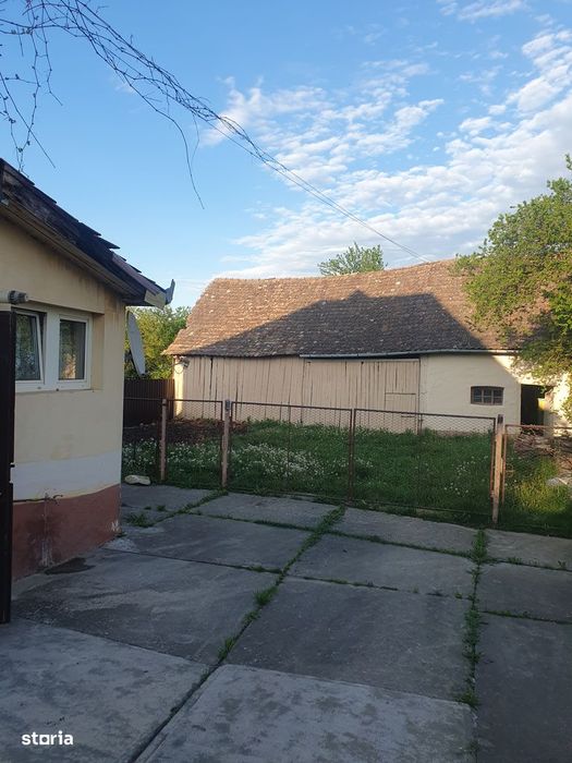 Casă de vânzare, 3 camere, curte mare, sura si grajd, teren 2600 mp