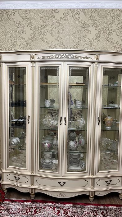 Продам сервант молочного цвета