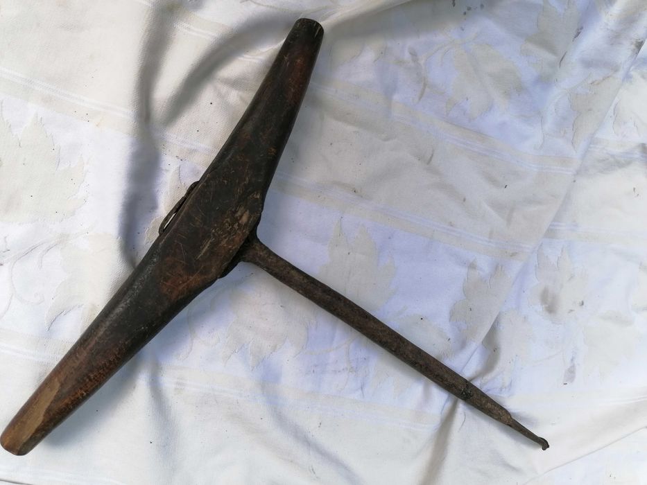 Продавам стара антикварна бургия с дървена дръжка и желязно рамо