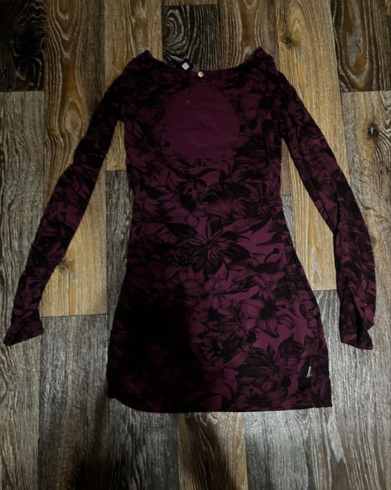 Продаю платье с вырезом на спине (плата лишь наличными)