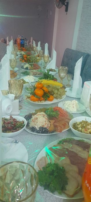 Продаю диваны,столы,комлект посуды.