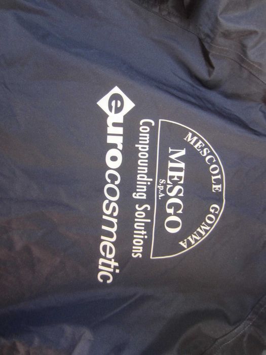 Geaca iarna Umbro,masura S-M,groasa, poliester, gluga, stare f.buna