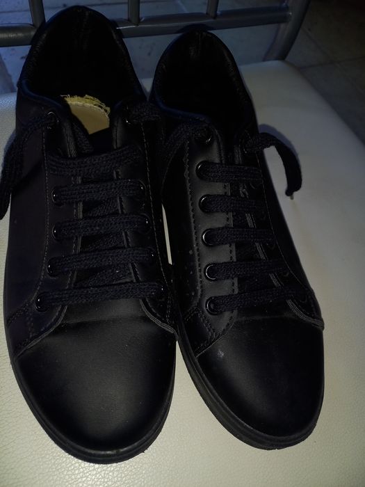 Adidasi piele unisex marimea 38 stare perfecta.
Adidasi au fost purtat