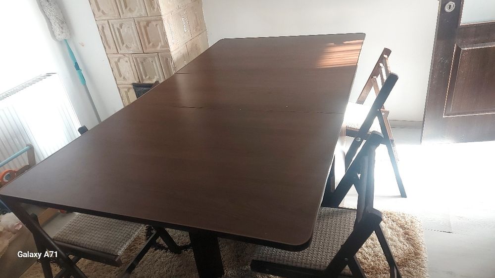 Masa mare, de 8 persoane, pliabilă.