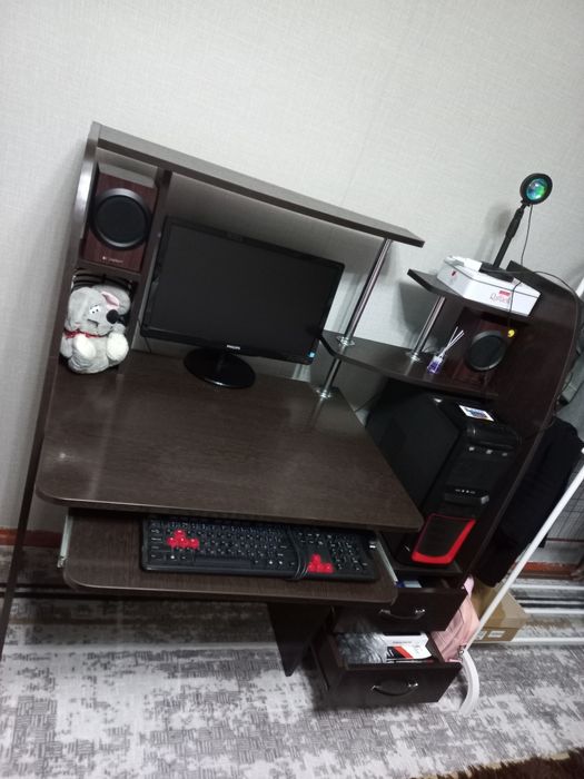 Компьютерный стол и компьютер.