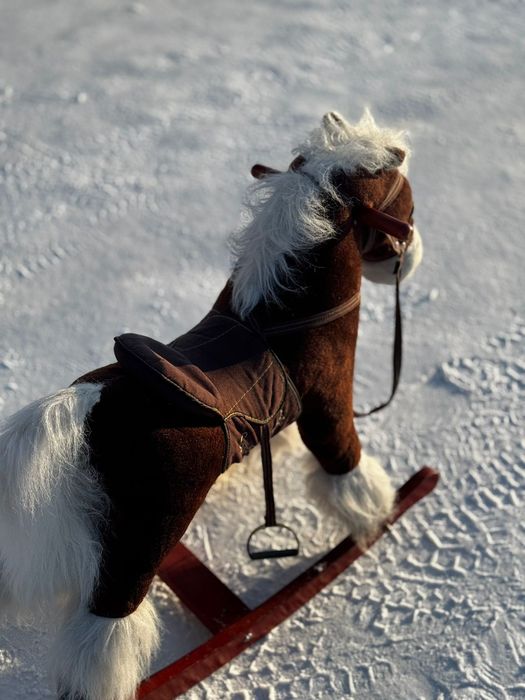 Продам игрушку лошадку.