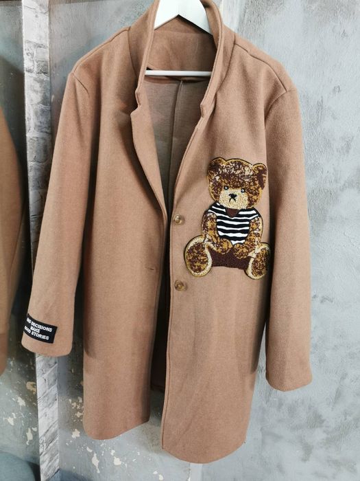 Женско палто с нашивки произход Италия