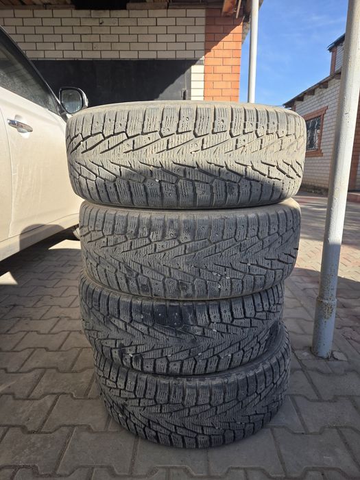 Продам комплект зимних шин дешово