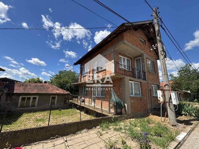 Двуетажна къща в с. Щръклево