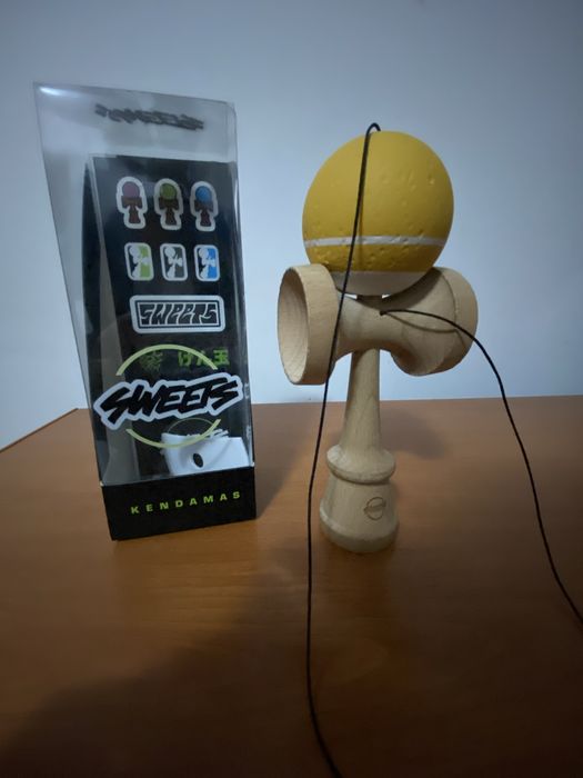 Kendama Sweets tracker pe galben