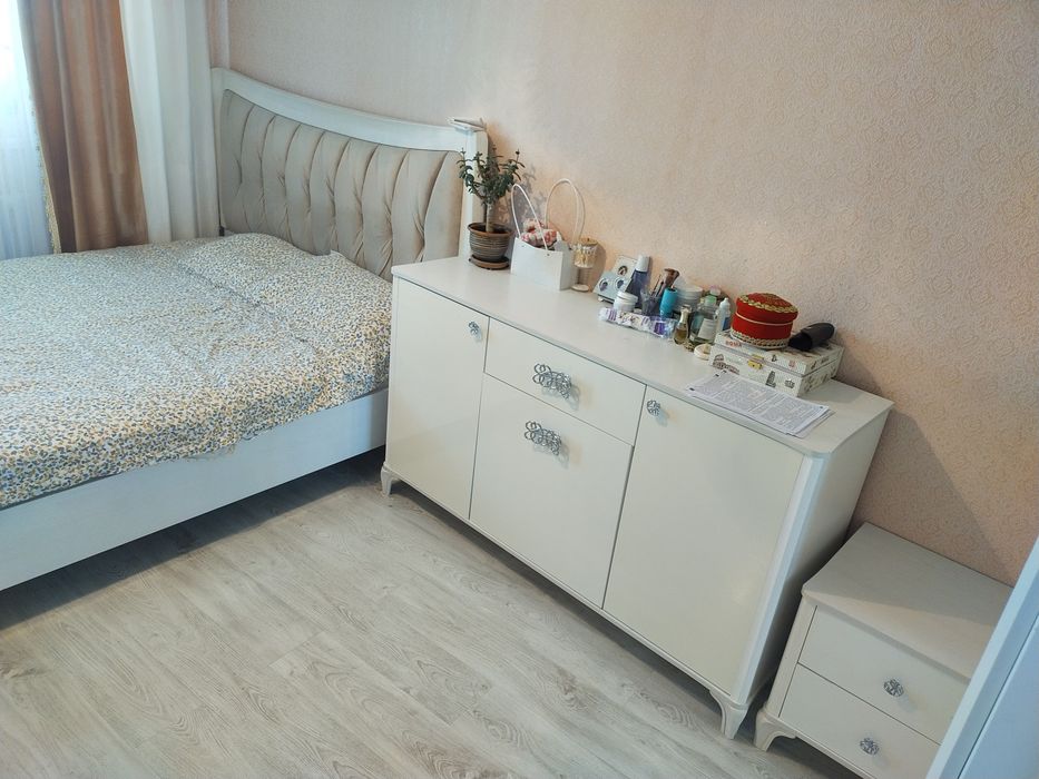 Продаю кровать двуспальную, зеркало, тумбочку и комод