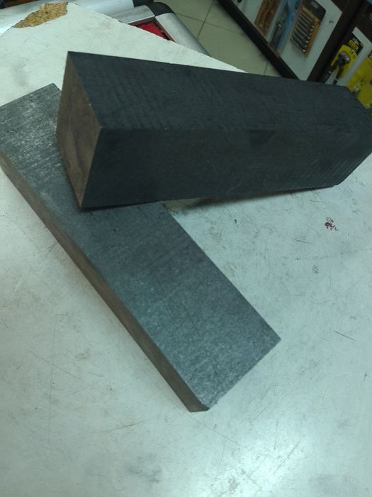 Продавам графит на плочи и блокчета различни размери.