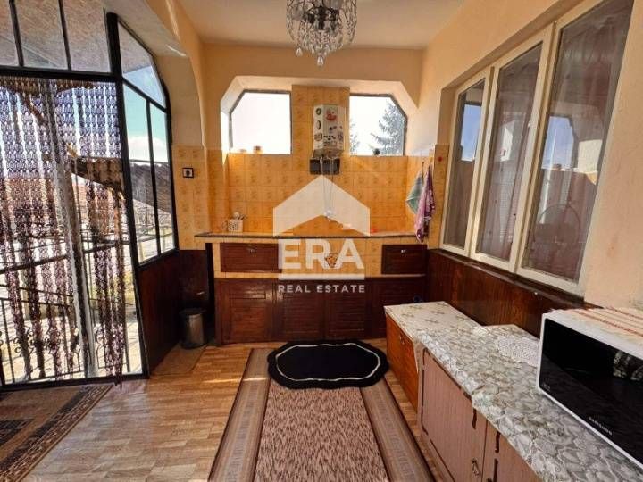 Само в ЕРА Визия! Две къщи, с двоен гараж и голямо дворно място, с пло