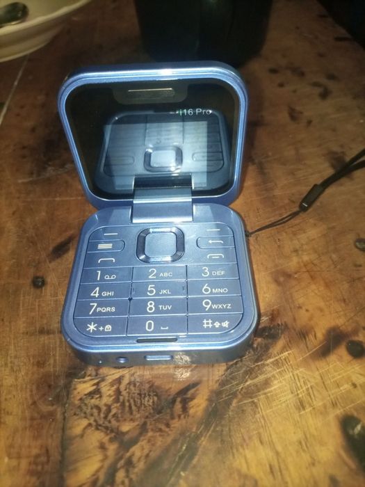 Сгъваем мобилен телефон i16 Pro – 2 SIM, камера, фенерче, FM радио