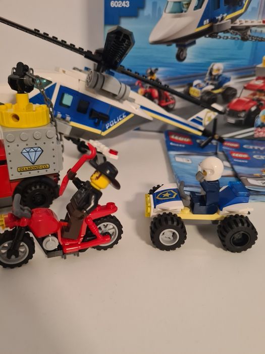 LEGO City Police - Urmarire cu elicopterul politiei 60243, 212 piese