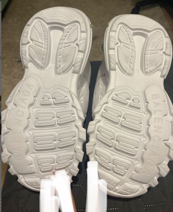 Adidași noi  mărimea 40
