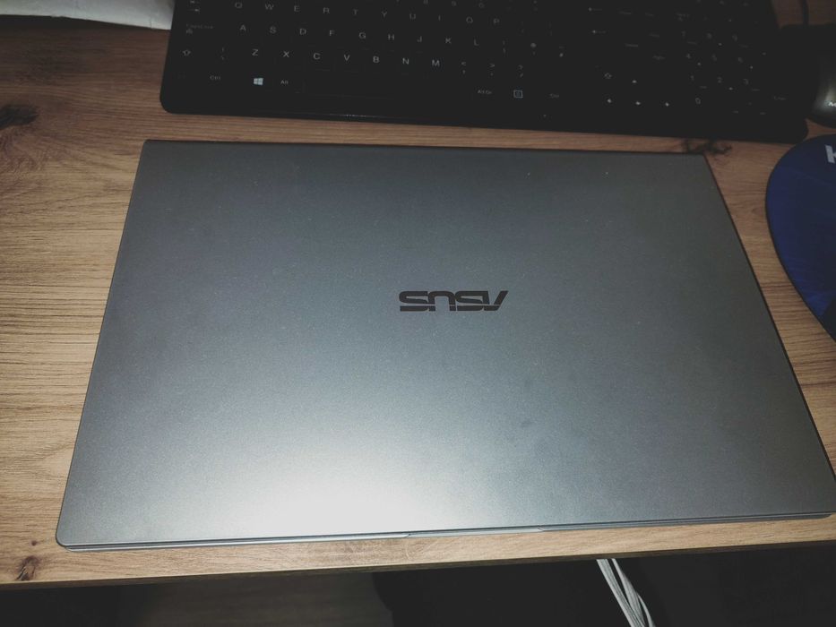 Продавам лаптоп ASUS, 14 инча, с гаранция 18 месеца