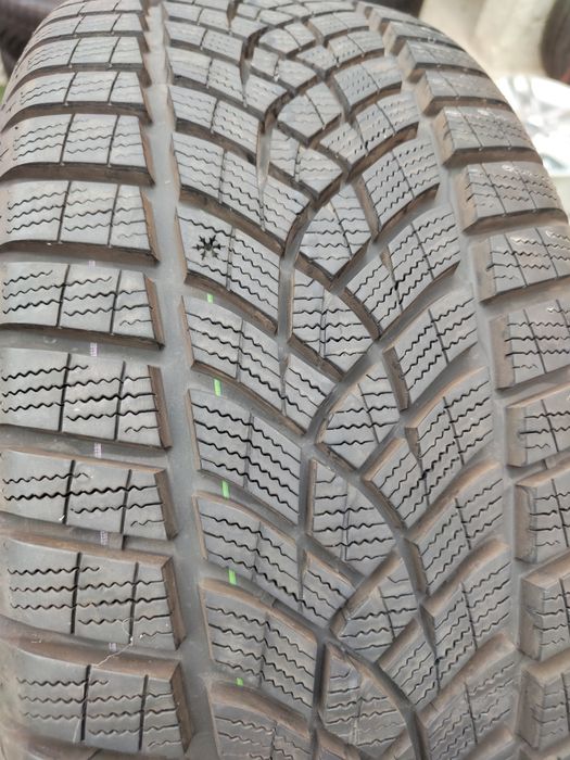 4 бр зимни 225/45/18 Goodyear